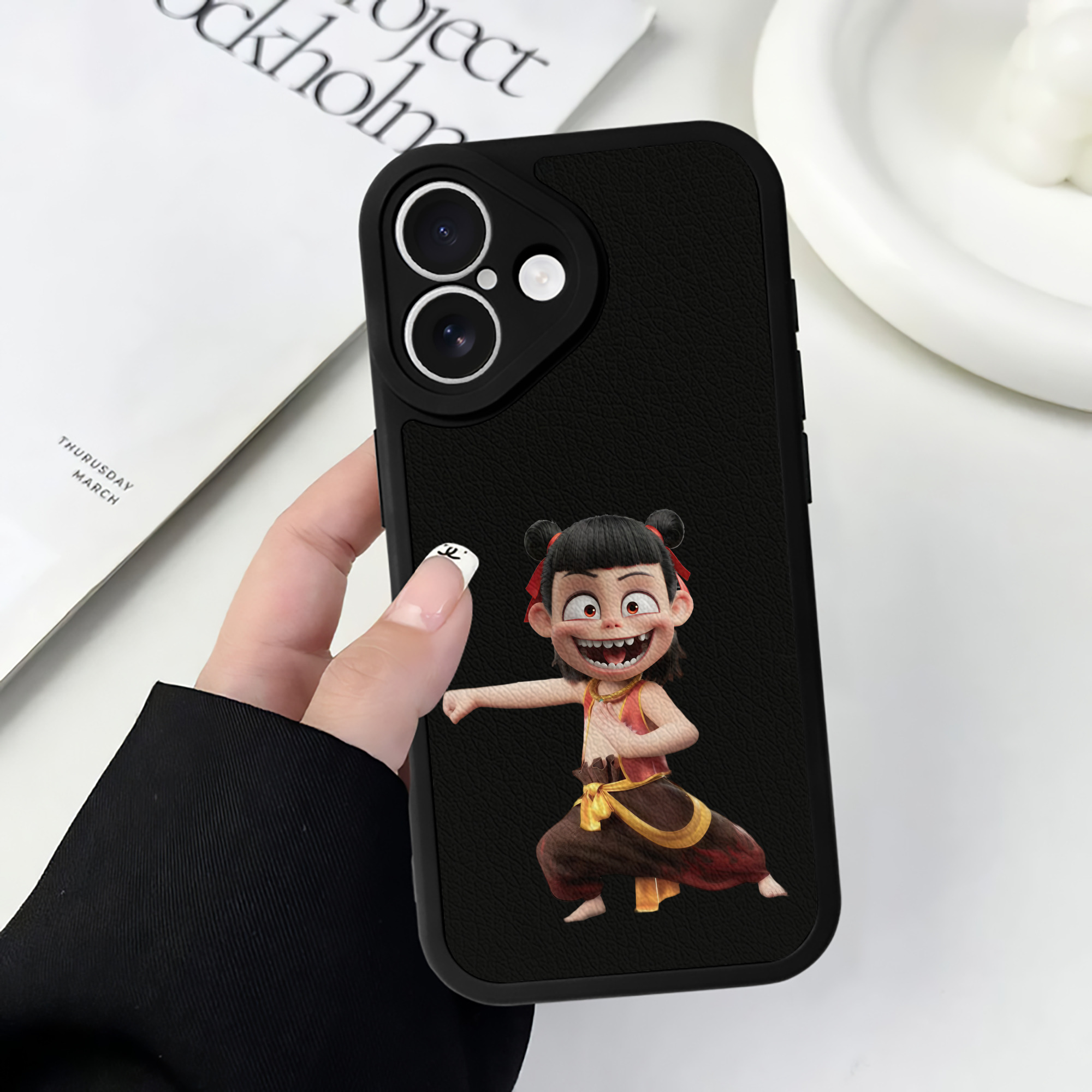 （画像用） Ne Zha 2 ナタ 魔童の大暴れ 【iPhone 16シリーズ対応】シリコンスマホケース（レザー調） 材質：シリコン